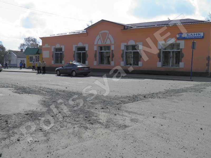 більш як півроку центр Володимирця понівечений довгою проріхою в асфальті коло БК та банку «Укоопспілка»