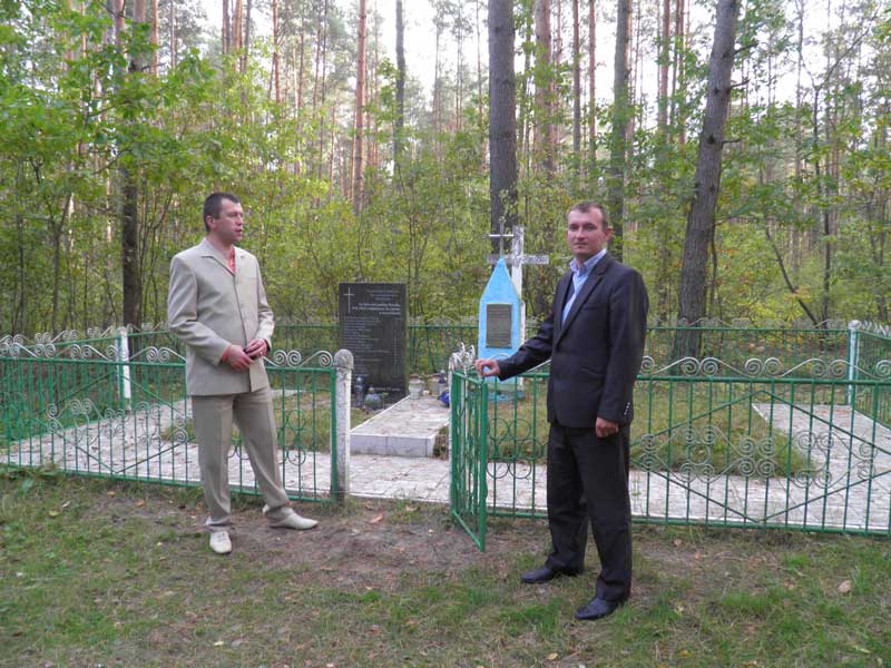 Старателі копають бурштин біля братської могили хутора Паросля