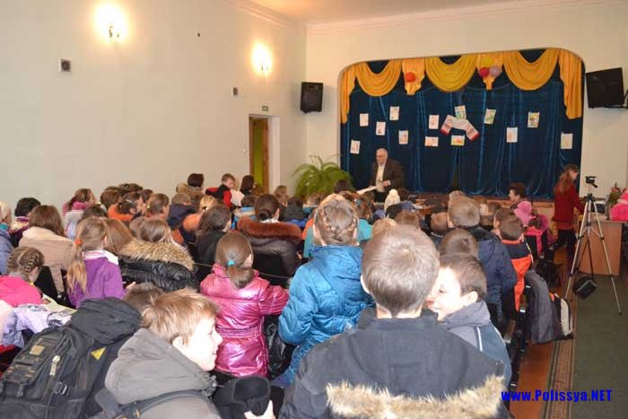 зустріч юних користувачів районної бібліотеки для дітей з дитячим письменником Рівненщини Романом Демчуком зустріч юних користувачів районної бібліотеки для дітей з дитячим письменником Рівненщини Романом Демчуком