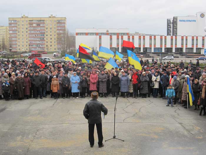 1 грудня у Кузнецовську на народне віче зібралися кілька сотень мешканців міста