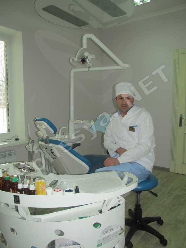 лікар-стоматолог, директор центру зуболікарських послуг «Дантист» Анатолій Ошурко (смт Рафалівка)