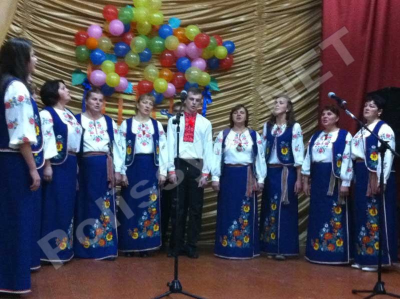 Співає 