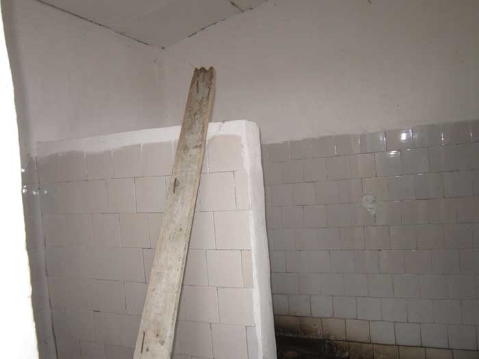 Громадська вбиральня біля автовокзалу у Володимирці починає руйнуватися