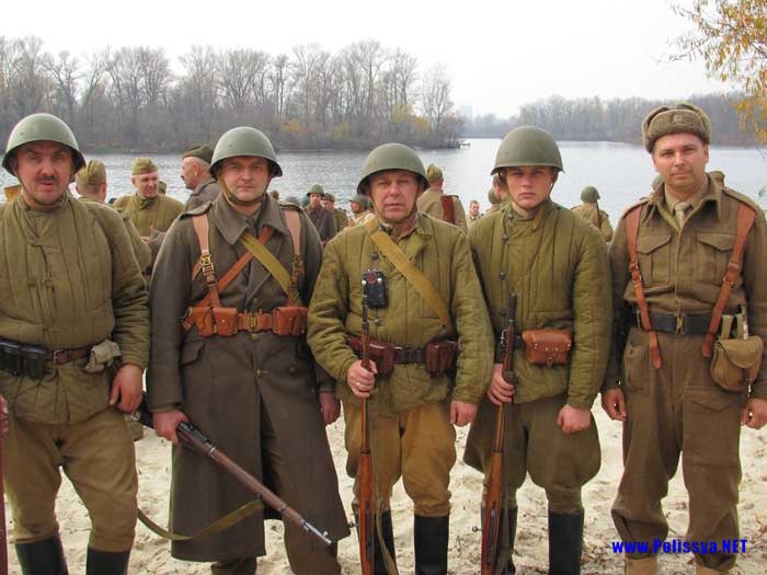 Віктор Дедалін (крайній зліва) разом з іншими учасниками реконструкції 
