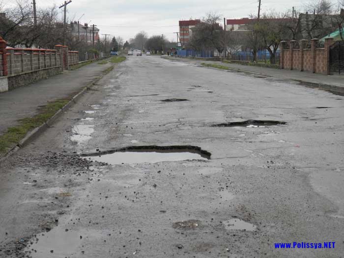 ось у такому стані одна із центральних комунальних доріг Володимирця (вулиця Повстанців) стрічатиме зиму