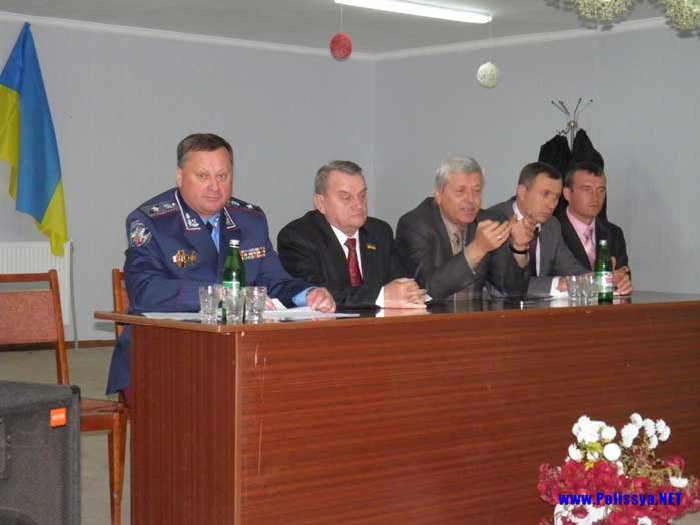Триває обговорення з представниками влади на сільських зборах в Жовкинях на Володимиреччині