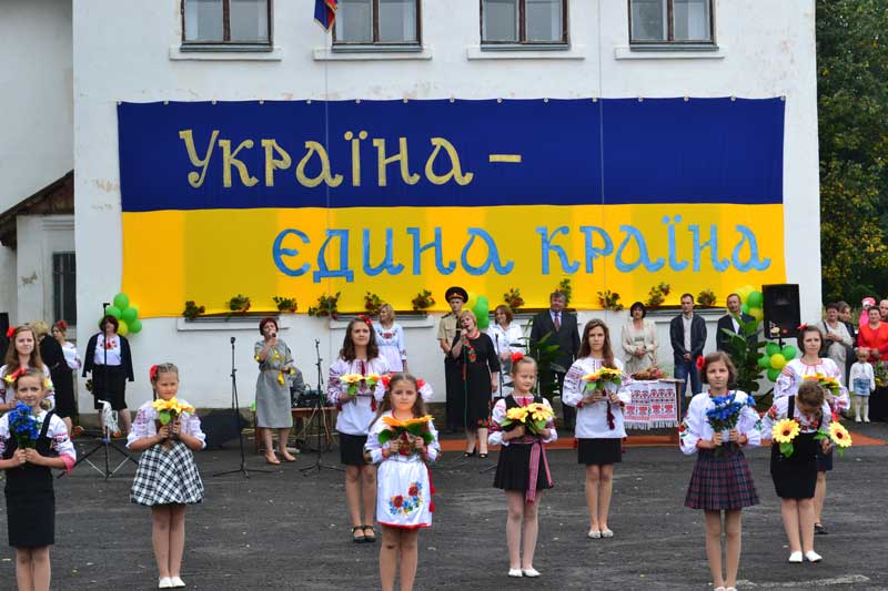Свято  Першого  дзвоника у Володимирецькій ЗОШ №1