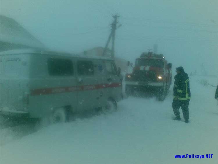 Рятувальники Володимиреччини звільняють авто із снігових заметів