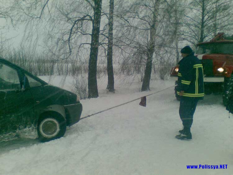 Рятувальники Володимиреччини звільняють авто із снігових заметів