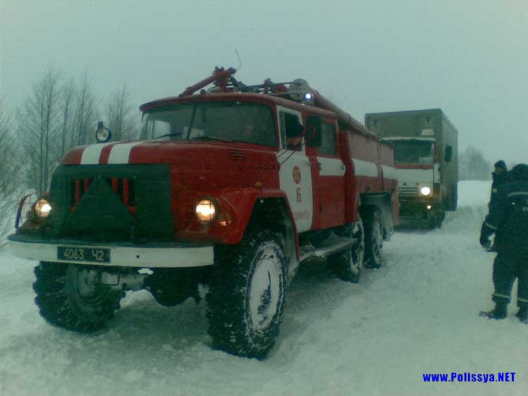 Рятувальники Володимиреччини звільняють авто із снігових заметів