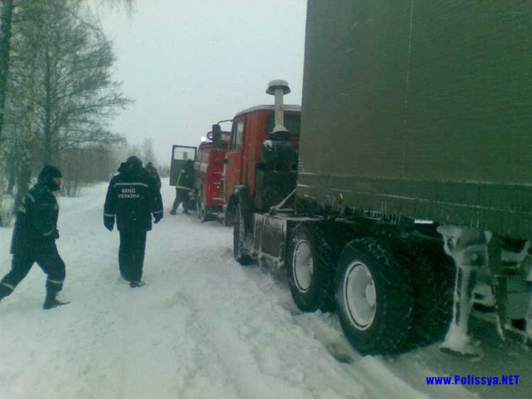 Рятувальники Володимиреччини звільняють авто із снігових заметів