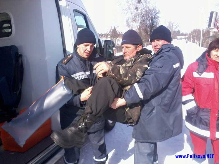 Рятувальники звільнили із снігу дві 