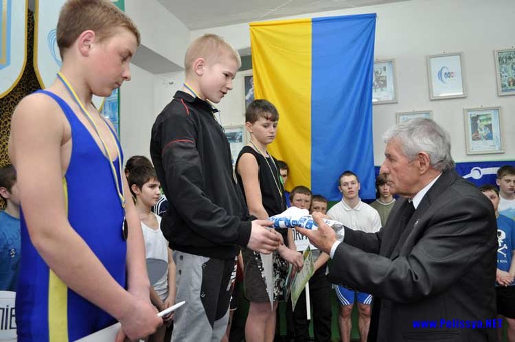 Нагороди вручає головний суддя змагань Микола Новосадюк