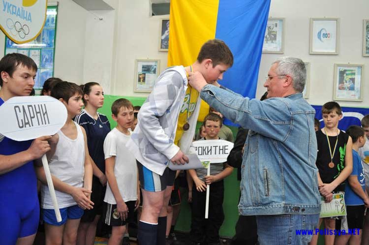 Призерів вітає заступник генерального директора РАЕС Роман Гошовський