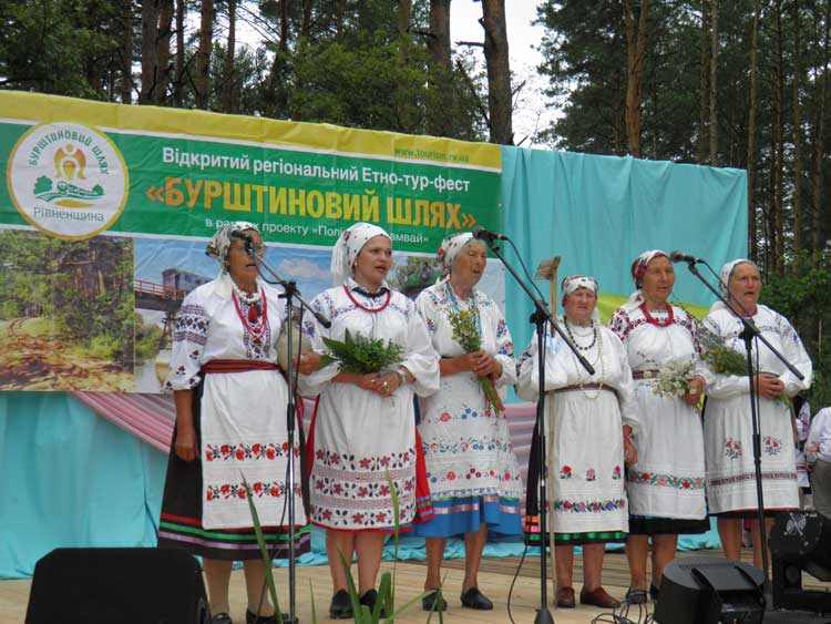 Учасників фестивалю вітають хиночани Учасників фестивалю вітають хиночани