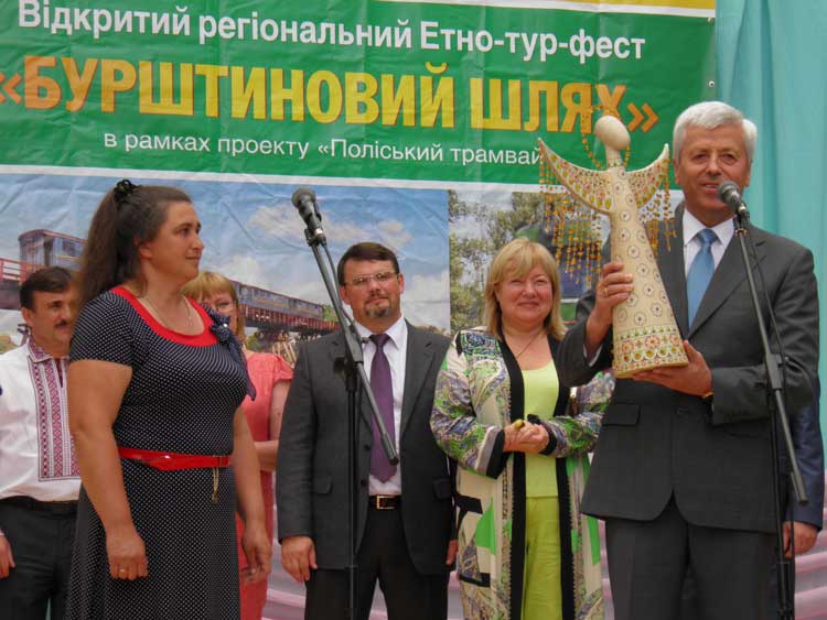 Вручення бурштинового янгола на станцію Хиночі Вікторії Мартишевській, голові с. Хиночі Вручення бурштинового янгола на станцію Хиночі Вікторії Мартишевській, голові с. Хиночі