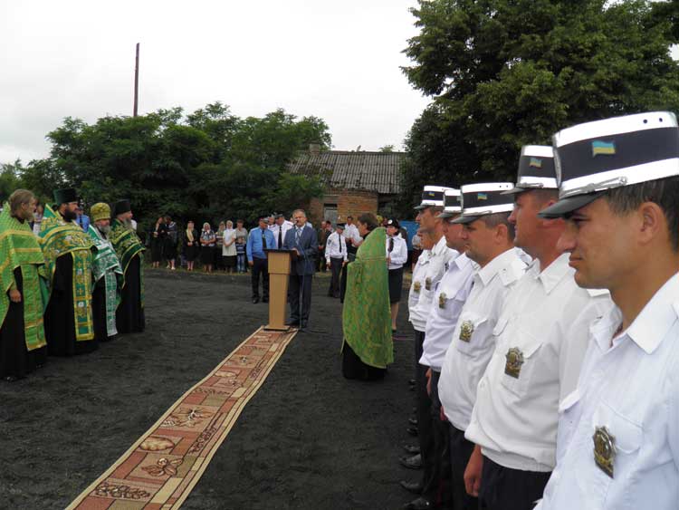 Рівненські міліціонери збудували капличку в Маюничах