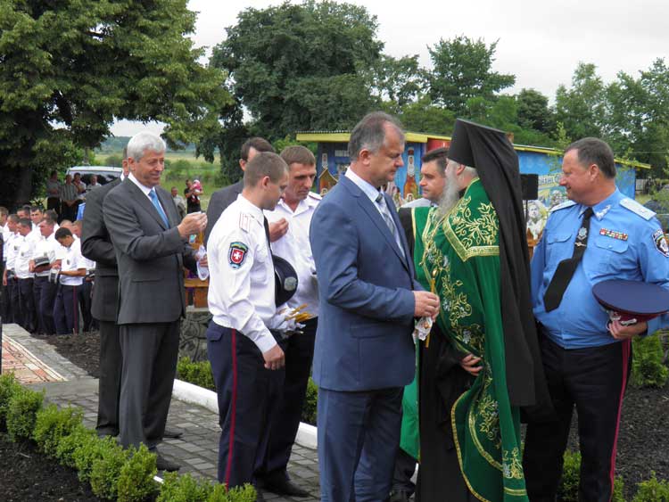 Рівненські міліціонери збудували капличку в Маюничах