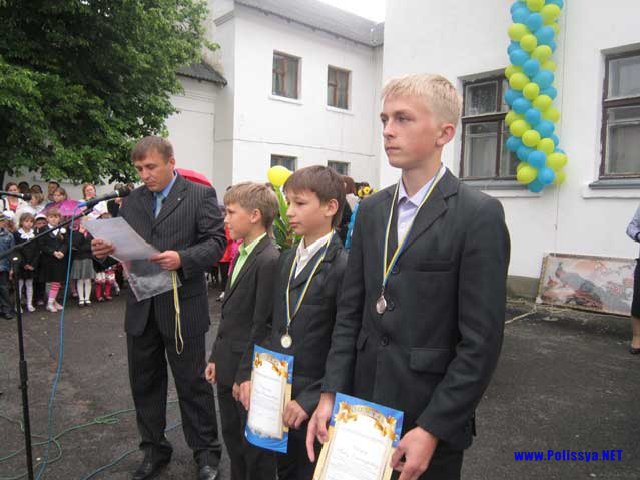 Свято останнього дзвоника у Володимирецькій школі №1